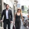 Michelle Hunziker, enceinte, et Tomaso Trussardi sont allés faire du shopping après s'être rendu dans un centre médical à Milan, le 18 avril 2013.