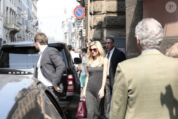 La radieuse Michelle Hunziker, enceinte, et Tomaso Trussardi sont allés faire du shopping après s'être rendu dans un centre médical à Milan. Le 18 avril 2013.