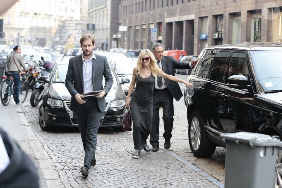La belle Michelle Hunziker, enceinte, et Tomaso Trussardi sont allés faire du shopping après s'être rendu dans un centre médical à Milan, le 18 avril 2013.