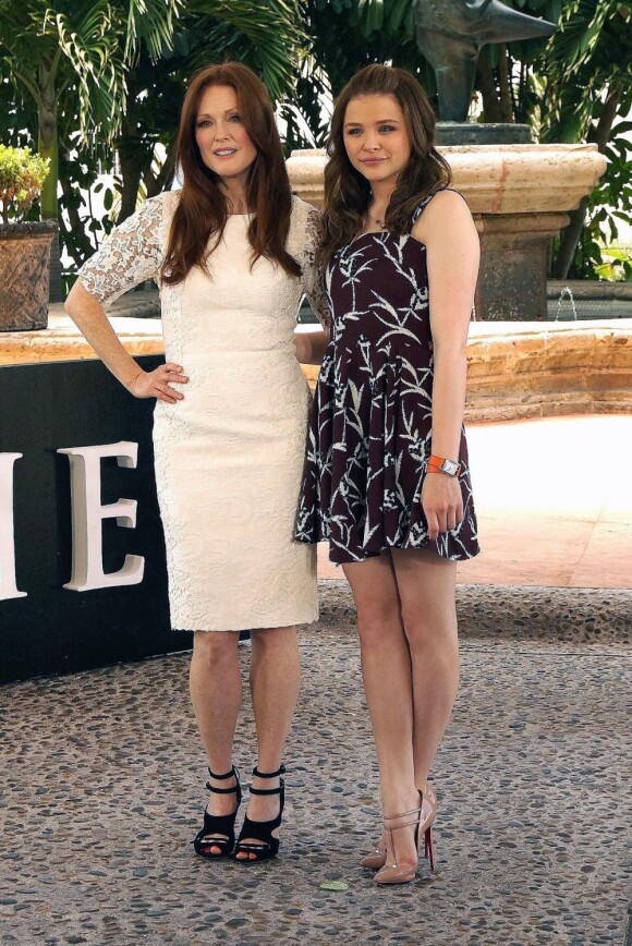 Julianne Moore et Chloë Grace Moretz pendant le photocall de Carrie à Cancun, Mexique, le 18 avril 2013.