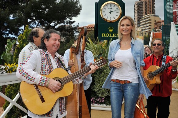 Adriana Karembeu pose avec un groupe de musiciens lors de son arrivée au country club de Monte-Carlo, avec son compagnon André Ohanian, le 20 avril 2013 pour les demi-finales du Rolex Masters 1000 de Monte-Carlo, opposant Nadal à Tsonga et Djokovic à Fognini.