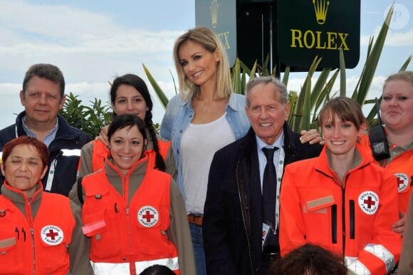 Adriana Karembeu pose avec les bénévoles de la Croix-Rouge le 20 avril 2013 au Rolex Masters de Monte-Carlo