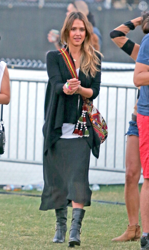 Jessica Alba ravissante et son mari Cash Warren au festival de musique de Coachella, le 19 avril 2013