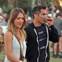 Jessica Alba et Cash Warren câlins et amoureux comme jamais à Coachella