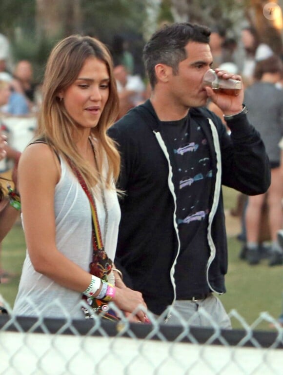 Jessica Alba et son mari Cash Warren sans les enfants au festival de musique de Coachella, le 19 avril 2013