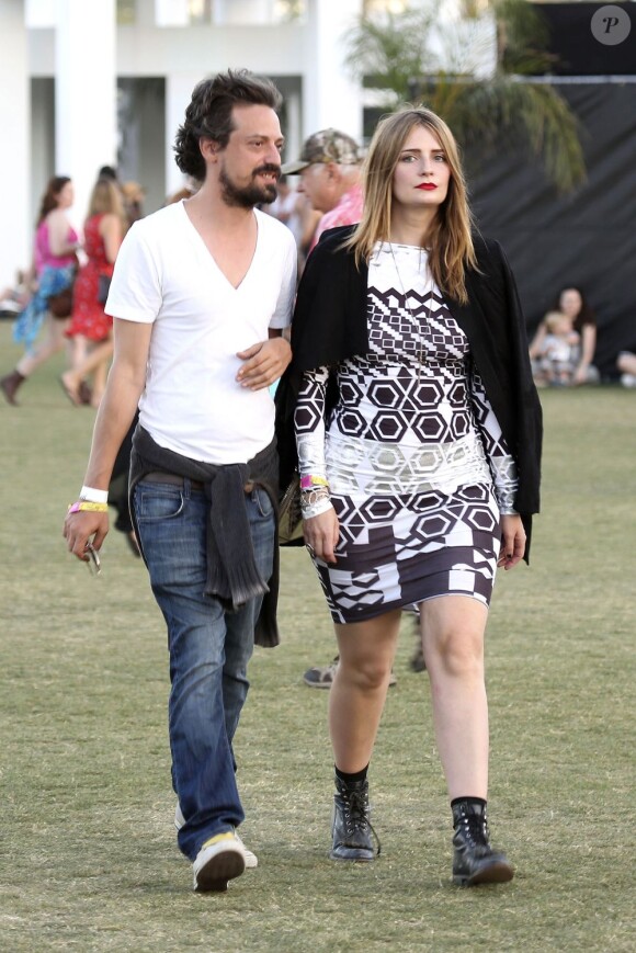 Mischa Barton et un ami au festival de musique de Coachella, à Indio le 19 avril 2013
