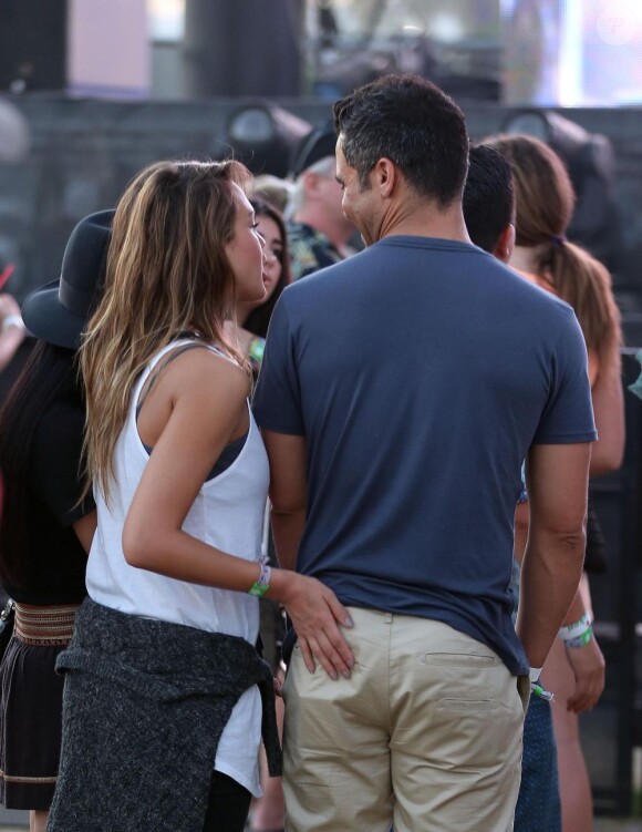 Jessica Alba et son mari Cash Warren, plus amoureux et tendres que jamais, au festival de musique de Coachella en compagnie de leurs amis, à Indio les 19 et 20 avril 2013