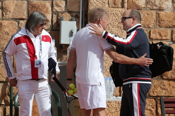 Le prince Albert II de Monaco disputait le 21 avril 2013 un match exhibition au tournoi de Monte-Carlo, avec Arnaud Boetch, Patrick Poivre d'Arvor, Ilie Nastase et Guy Forget, quelques heures avant la finale Djokovic-Nadal.