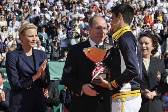 Le prince Albert et la princesse Charlene de Monaco assistaient le 21 avril 2013 à la finale du Rolex Masters de Monte-Carlo opposant Rafael Nadal et Novak Djokovic. Victorieux, le Serbe a eu droit à une chaleureuse étreinte de Charlene et s'est vu remettre le trophée du tournoi par le prince Albert.