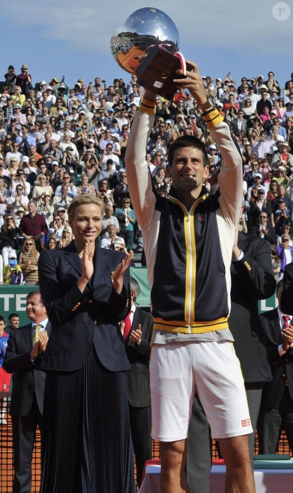 Djokovic peut savourer... Le prince Albert et la princesse Charlene de Monaco assistaient le 21 avril 2013 à la finale du Rolex Masters de Monte-Carlo opposant Rafael Nadal et Novak Djokovic. Victorieux, le Serbe a eu droit à une chaleureuse étreinte de Charlene et s'est vu remettre le trophée du tournoi par le prince Albert.
