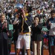  Djokovic peut savourer... Le prince Albert et la princesse Charlene de Monaco assistaient le 21 avril 2013 à la finale du Rolex Masters de Monte-Carlo opposant Rafael Nadal et Novak Djokovic. Victorieux, le Serbe a eu droit à une chaleureuse étreinte de Charlene et s'est vu remettre le trophée du tournoi par le prince Albert. 
