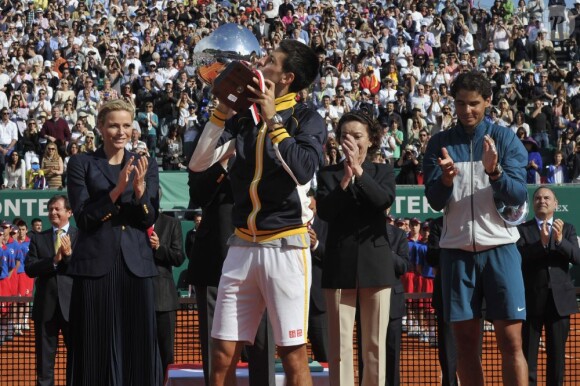 Djokovic peut savourer... Le prince Albert et la princesse Charlene de Monaco assistaient le 21 avril 2013 à la finale du Rolex Masters de Monte-Carlo opposant Rafael Nadal et Novak Djokovic. Victorieux, le Serbe a eu droit à une chaleureuse étreinte de Charlene et s'est vu remettre le trophée du tournoi par le prince Albert.