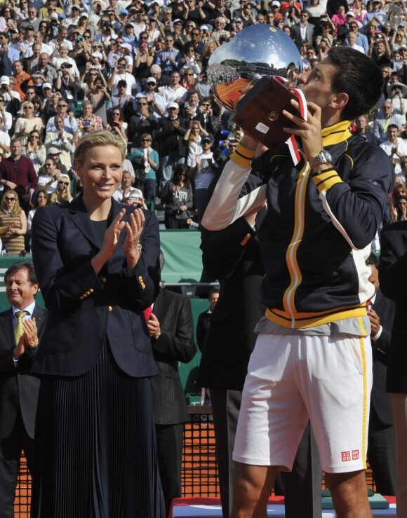 Djokovic peut savourer... Le prince Albert et la princesse Charlene de Monaco assistaient le 21 avril 2013 à la finale du Rolex Masters de Monte-Carlo opposant Rafael Nadal et Novak Djokovic. Victorieux, le Serbe a eu droit à une chaleureuse étreinte de Charlene et s'est vu remettre le trophée du tournoi par le prince Albert.