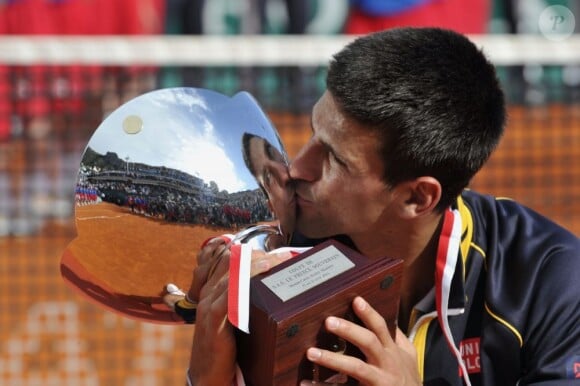 Djokovic peut savourer... Le prince Albert et la princesse Charlene de Monaco assistaient le 21 avril 2013 à la finale du Rolex Masters de Monte-Carlo opposant Rafael Nadal et Novak Djokovic. Victorieux, le Serbe a eu droit à une chaleureuse étreinte de Charlene et s'est vu remettre le trophée du tournoi par le prince Albert.
