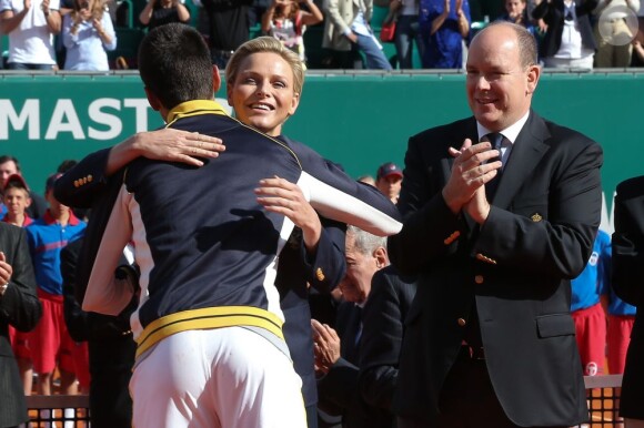 Le prince Albert et la princesse Charlene de Monaco assistaient le 21 avril 2013 à la finale du Rolex Masters de Monte-Carlo opposant Rafael Nadal et Novak Djokovic. Victorieux, le Serbe a eu droit à une chaleureuse étreinte de Charlene et s'est vu remettre le trophée du tournoi par le prince Albert.