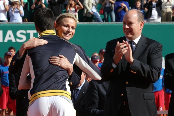 Le prince Albert et la princesse Charlene de Monaco assistaient le 21 avril 2013 à la finale du Rolex Masters de Monte-Carlo opposant Rafael Nadal et Novak Djokovic. Victorieux, le Serbe a eu droit à une chaleureuse étreinte de Charlene et s'est vu remettre le trophée du tournoi par le prince Albert.
