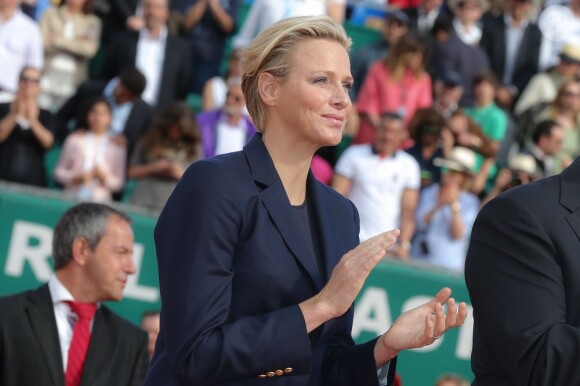 Le prince Albert et la princesse Charlene de Monaco assistaient le 21 avril 2013 à la finale du Rolex Masters de Monte-Carlo opposant Rafael Nadal et Novak Djokovic. Victorieux, le Serbe a eu droit à une chaleureuse étreinte de Charlene et s'est vu remettre le trophée du tournoi par le prince Albert.