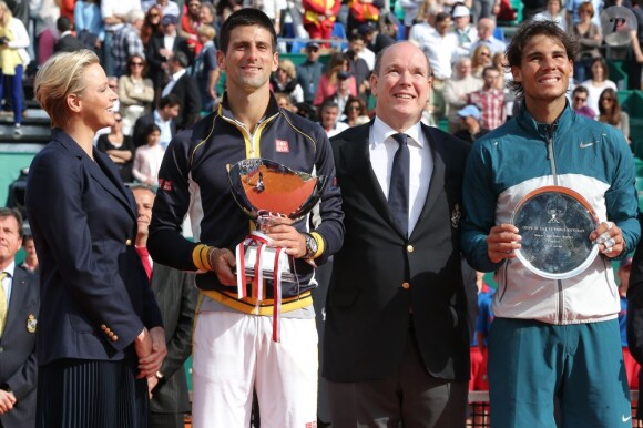 Le prince Albert et la princesse Charlene de Monaco assistaient le 21 avril 2013 à la finale du Rolex Masters de Monte-Carlo opposant Rafael Nadal et Novak Djokovic. Victorieux, le Serbe a eu droit à une chaleureuse étreinte de Charlene et s'est vu remettre le trophée du tournoi par le prince Albert.