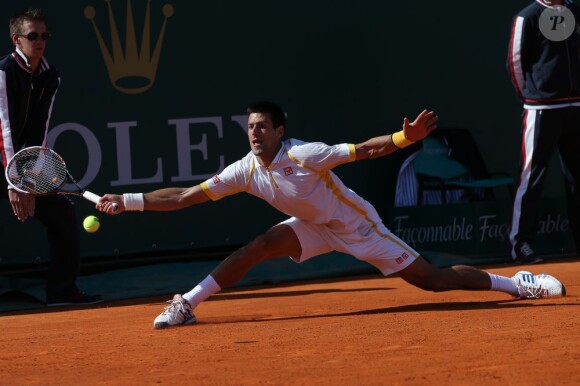 Nole triomphe enfin... Le prince Albert et la princesse Charlene de Monaco assistaient le 21 avril 2013 à la finale du Rolex Masters de Monte-Carlo opposant Rafael Nadal et Novak Djokovic. Victorieux, le Serbe a eu droit à une chaleureuse étreinte de Charlene et s'est vu remettre le trophée du tournoi par le prince Albert.
