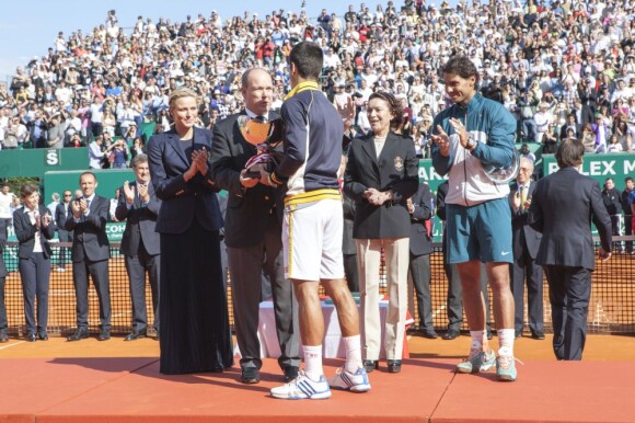 Beaucoup d'émotion et de joie lors de la remise des trophées par le prince Albert de Monaco et la princesse Charlene à Novak Djokovic et Rafael Nadal après la victoire du Serbe en finale du Rolex Masters de Monte-Carlo, le 21 avril 2013.