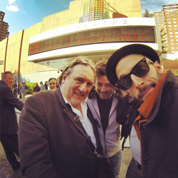 Jean Imbert posant avec son ami le photographe JR et Gérard Depardieu à Tribeca à New York - avril 2013