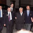 Dominique Strauss-Kahn sortant menotté de garde à vue le 15 mai 2011