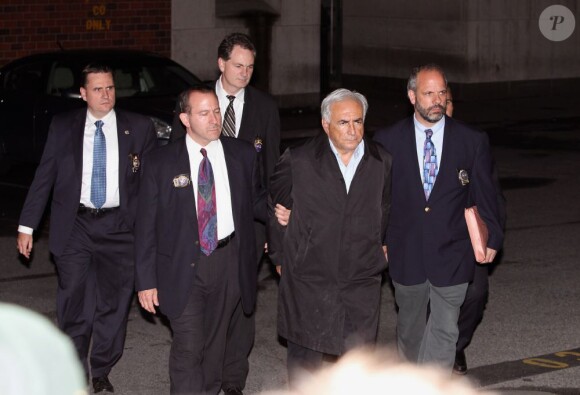 Dominique Strauss-Kahn sortant menotté de garde à vue le 15 mai 2011