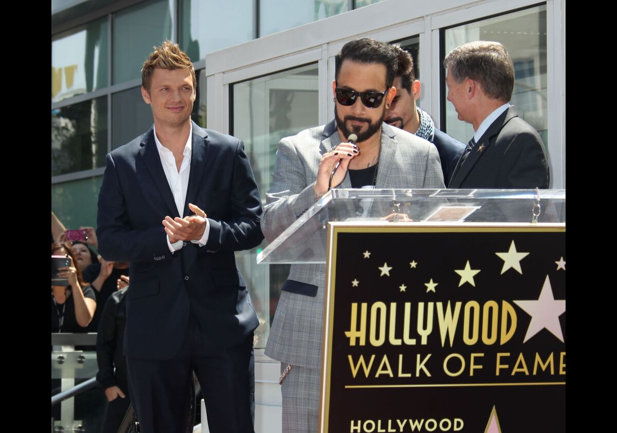 Vidéo Très fiers, les membres de Backstreet Boys reçoivent leur étoile sur le Walk Of Fame à