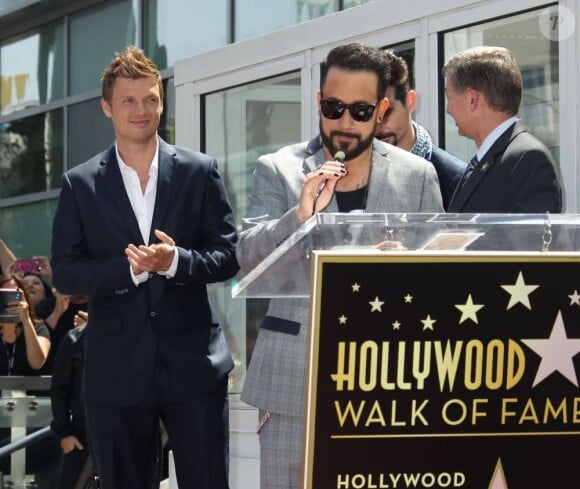 Très fiers, les membres de Backstreet Boys reçoivent leur étoile sur le Walk Of Fame à Hollywood, le 22 avril 2013