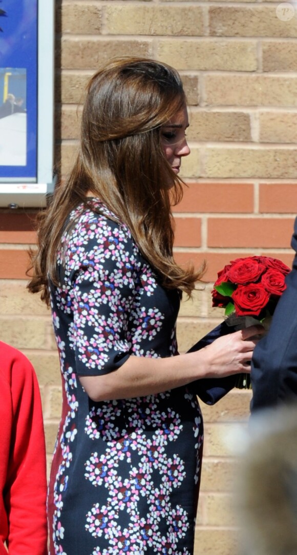 Kate Middleton, enceinte de 6 mois, en visite à l'école The Willows de Wythenshawe, dans la région de Manchester, pour la promotion du programme M-PAC, soutenu par la Fondation du duc et de la duchesse de Cambridge et du prince Harry, mais aussi Place2Be et Action on Addiction, deux associations dont elle assume le patronage.