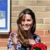 Kate Middleton, enceinte de 6 mois, en visite à l'école The Willows de Wythenshawe, dans la région de Manchester, pour la promotion du programme M-PAC, soutenu par la Fondation du duc et de la duchesse de Cambridge et du prince Harry, mais aussi Place2Be et Action on Addiction, deux associations dont elle assume le patronage.