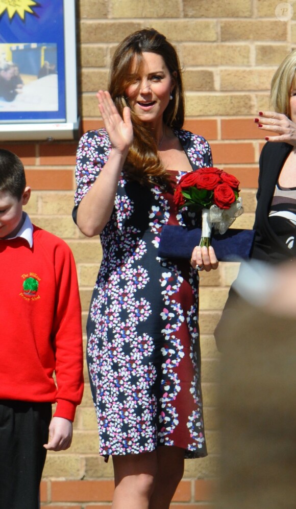 Kate Middleton, enceinte de 6 mois, en visite à l'école The Willows de Wythenshawe, dans la région de Manchester, pour la promotion du programme M-PAC, soutenu par la Fondation du duc et de la duchesse de Cambridge et du prince Harry, mais aussi Place2Be et Action on Addiction, deux associations dont elle assume le patronage.
