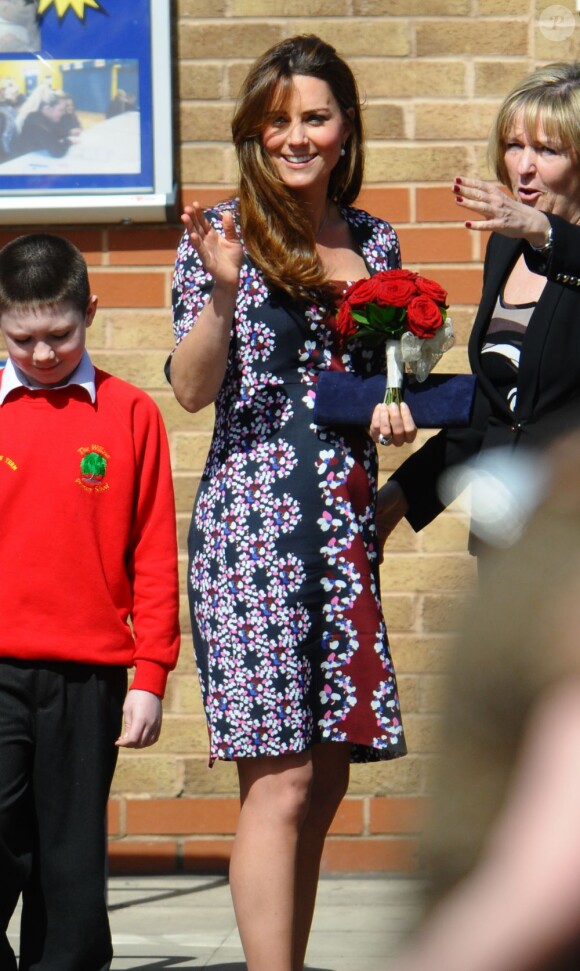 Kate Middleton, enceinte de 6 mois, en visite à l'école The Willows de Wythenshawe, dans la région de Manchester, pour la promotion du programme M-PAC, soutenu par la Fondation du duc et de la duchesse de Cambridge et du prince Harry, mais aussi Place2Be et Action on Addiction, deux associations dont elle assume le patronage.