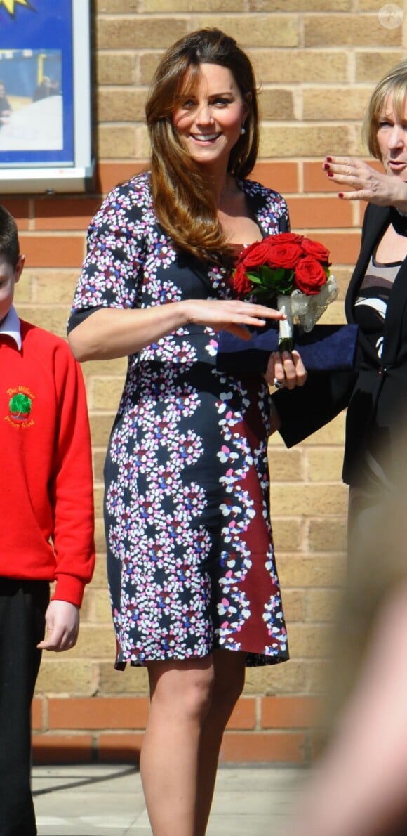 Kate Middleton, enceinte de 6 mois, visitait le 23 avril 2013 l'école The Willows de Wythenshawe, dans la région de Manchester, pour la promotion du programme M-PAC, soutenu par la Fondation du duc et de la duchesse de Cambridge et du prince Harry, mais aussi Place2Be et Action on Addiction, deux associations dont elle assume le patronage.