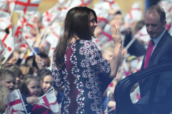 Kate Middleton, enceinte de 6 mois, en visite à l'école The Willows de Wythenshawe, dans la région de Manchester, pour la promotion du programme M-PAC, soutenu par la Fondation du duc et de la duchesse de Cambridge et du prince Harry, mais aussi Place2Be et Action on Addiction, deux associations dont elle assume le patronage.
