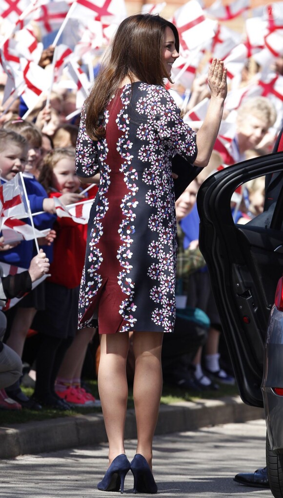 Kate Middleton, enceinte de 6 mois, en visite à l'école The Willows de Wythenshawe, dans la région de Manchester, pour la promotion du programme M-PAC, soutenu par la Fondation du duc et de la duchesse de Cambridge et du prince Harry, mais aussi Place2Be et Action on Addiction, deux associations dont elle assume le patronage.
