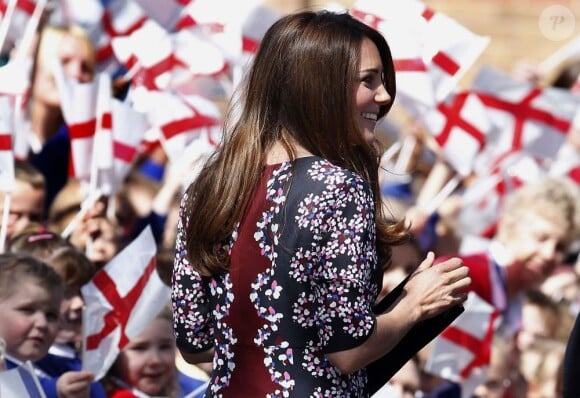Kate Middleton le 23 avril 2013 en visite à l'école The Willows de Wythenshawe, dans la région de Manchester, pour la promotion du programme M-PAC, soutenu par la Fondation du duc et de la duchesse de Cambridge et du prince Harry, mais aussi Place2Be et Action on Addiction, deux associations dont elle assume le patronage.
