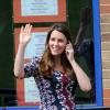 Kate Middleton, enceinte de 6 mois, en visite à l'école The Willows de Wythenshawe, dans la région de Manchester, pour la promotion du programme M-PAC, soutenu par la Fondation du duc et de la duchesse de Cambridge et du prince Harry, mais aussi Place2Be et Action on Addiction, deux associations dont elle assume le patronage.