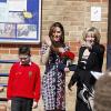 Kate Middleton, en Erdem, enceinte de 6 mois, en visite à l'école The Willows de Wythenshawe, dans la région de Manchester, pour la promotion du programme M-PAC, soutenu par la Fondation du duc et de la duchesse de Cambridge et du prince Harry, mais aussi Place2Be et Action on Addiction, deux associations dont elle assume le patronage.
