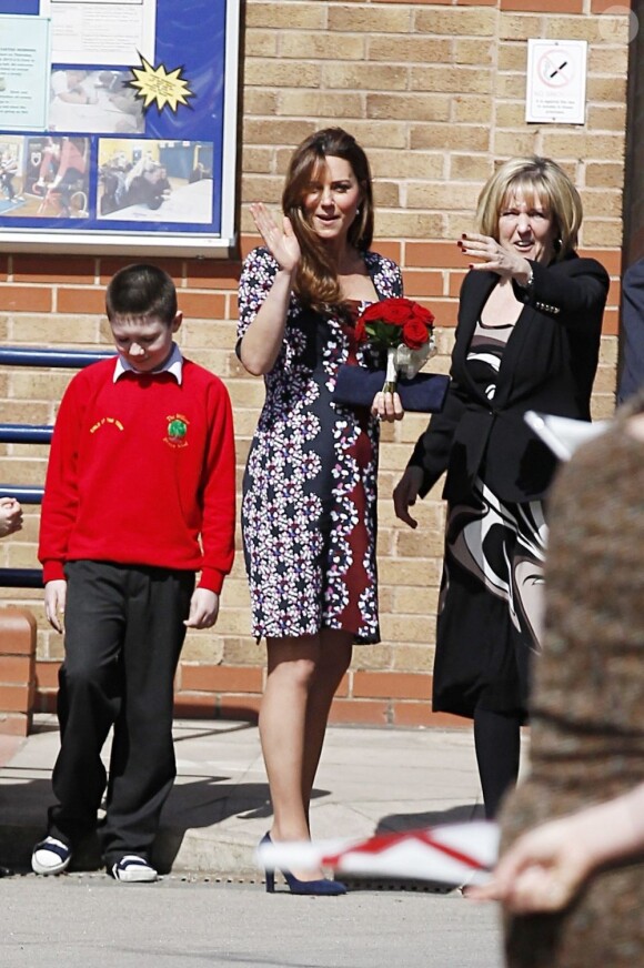 Kate Middleton, en Erdem, enceinte de 6 mois, en visite à l'école The Willows de Wythenshawe, dans la région de Manchester, pour la promotion du programme M-PAC, soutenu par la Fondation du duc et de la duchesse de Cambridge et du prince Harry, mais aussi Place2Be et Action on Addiction, deux associations dont elle assume le patronage.