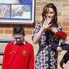 Kate Middleton, en Erdem, enceinte de 6 mois, en visite à l'école The Willows de Wythenshawe, dans la région de Manchester, pour la promotion du programme M-PAC, soutenu par la Fondation du duc et de la duchesse de Cambridge et du prince Harry, mais aussi Place2Be et Action on Addiction, deux associations dont elle assume le patronage.