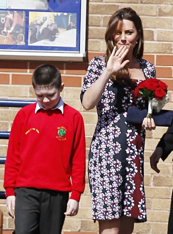 Kate Middleton, en Erdem, enceinte de 6 mois, en visite à l'école The Willows de Wythenshawe, dans la région de Manchester, pour la promotion du programme M-PAC, soutenu par la Fondation du duc et de la duchesse de Cambridge et du prince Harry, mais aussi Place2Be et Action on Addiction, deux associations dont elle assume le patronage.