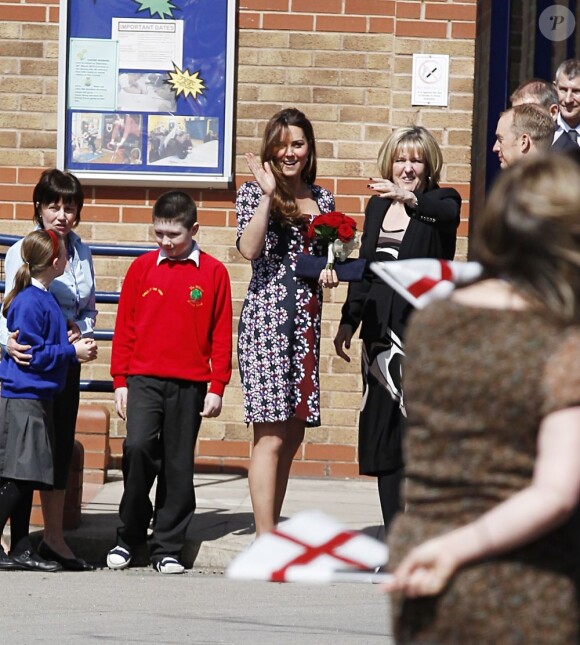 Kate Middleton enceinte, en Erdem, en visite à l'école The Willows de Wythenshawe, dans la région de Manchester, le 23 avril 2013 pour la promotion du programme M-PAC, soutenu par la Fondation du duc et de la duchesse de Cambridge et du prince Harry, mais aussi Place2Be et Action on Addiction, deux associations dont elle assume le patronage.