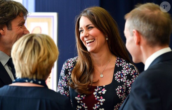 La duchesse Catherine de Cambridge, enceinte de 6 mois et habillée en Erdem, en visite à l'école The Willows de Wythenshawe, dans la région de Manchester, le 23 avril 2013 pour la promotion du programme M-PAC, soutenu par la Fondation du duc et de la duchesse de Cambridge et du prince Harry, mais aussi Place2Be et Action on Addiction, deux associations dont elle assume le patronage.