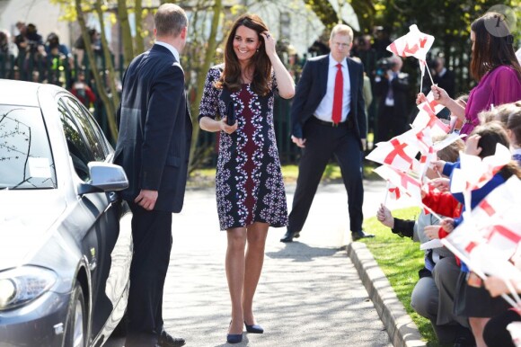 La duchesse Catherine de Cambridge, enceinte de 6 mois et habillée en Erdem, en visite à l'école The Willows de Wythenshawe, dans la région de Manchester, le 23 avril 2013 pour la promotion du programme M-PAC, soutenu par la Fondation du duc et de la duchesse de Cambridge et du prince Harry, mais aussi Place2Be et Action on Addiction, deux associations dont elle assume le patronage.