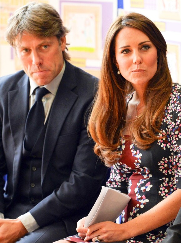 La duchesse Catherine de Cambridge, enceinte de 6 mois et habillée en Erdem, en visite à l'école The Willows de Wythenshawe, dans la région de Manchester, le 23 avril 2013 pour la promotion du programme M-PAC, soutenu par la Fondation du duc et de la duchesse de Cambridge et du prince Harry, mais aussi Place2Be et Action on Addiction, deux associations dont elle assume le patronage.