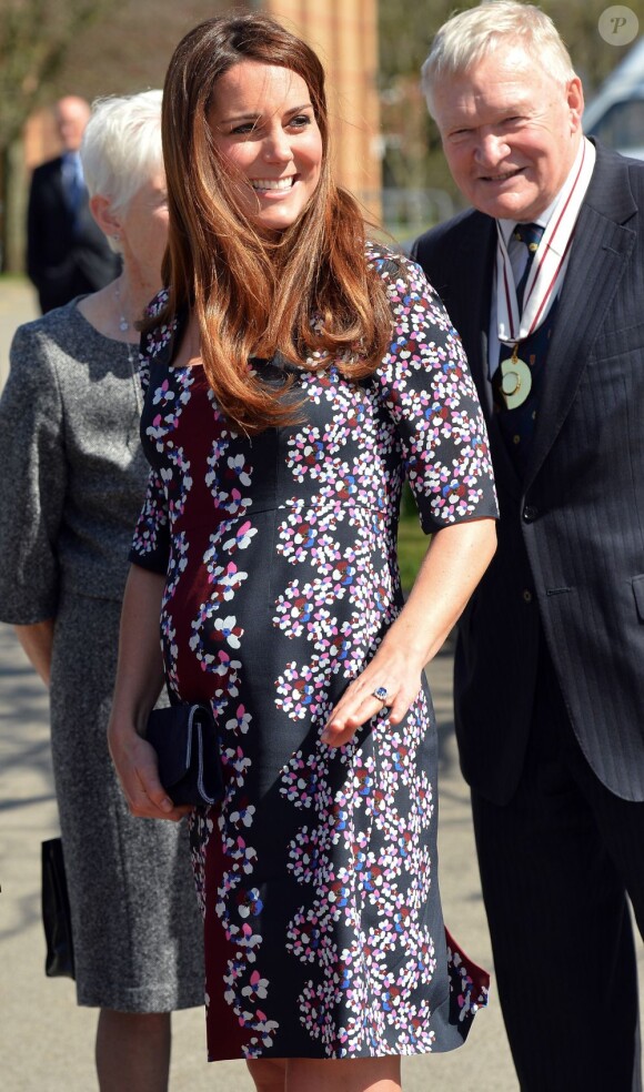 La duchesse Catherine de Cambridge, enceinte de 6 mois et habillée en Erdem, en visite à l'école The Willows de Wythenshawe, dans la région de Manchester, le 23 avril 2013 pour la promotion du programme M-PAC, soutenu par la Fondation du duc et de la duchesse de Cambridge et du prince Harry, mais aussi Place2Be et Action on Addiction, deux associations dont elle assume le patronage.