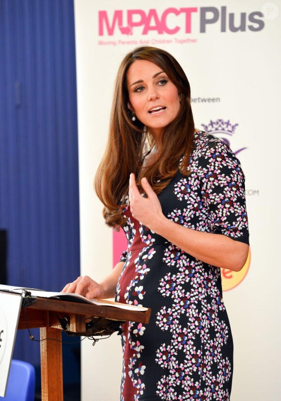 La duchesse Catherine de Cambridge, enceinte de 6 mois et habillée en Erdem, en visite à l'école The Willows de Wythenshawe, dans la région de Manchester, le 23 avril 2013 pour la promotion du programme M-PAC, soutenu par la Fondation du duc et de la duchesse de Cambridge et du prince Harry, mais aussi Place2Be et Action on Addiction, deux associations dont elle assume le patronage.