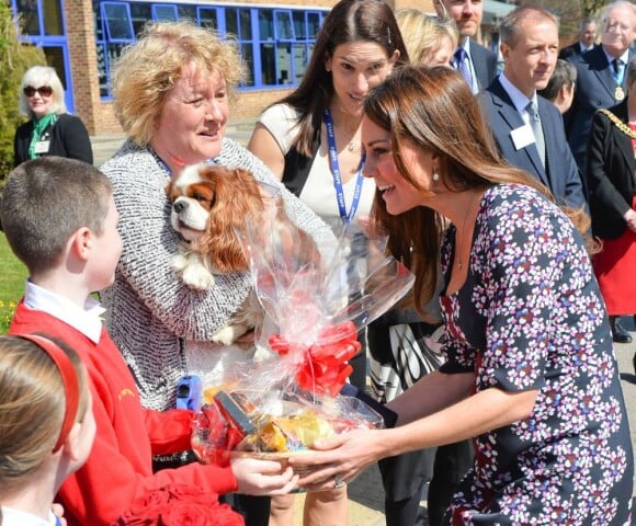 La duchesse de Cambridge, Kate Catherine Middleton (enceinte) visite l'ecole primaire Willows a Manchester. Le 23 avril 2013  Duchess of Cambridge and British comedian John Bishop vist The Willows Primary School, Wythenshawe, Manchester, England. To launch a new school counselling programme between the royal Foundation,Comic relief,Place2Be & Action on Addiction.23/04/2013 - MANCHESTER