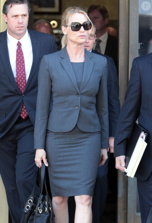 Nicollette Sheridan sort du tribunal de Los Angeles, le 8 mars 2012.